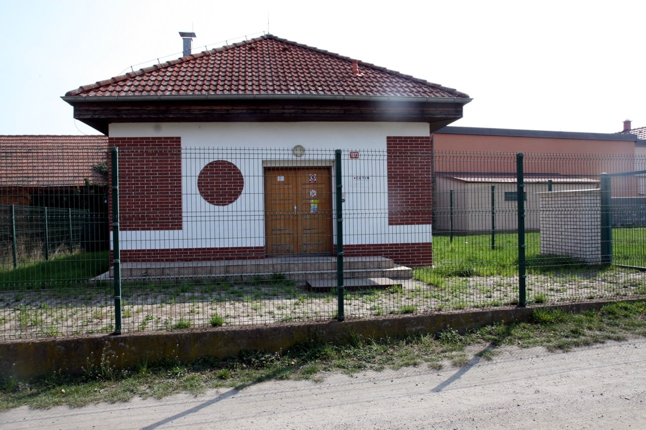 Telekomunikační ústředna z 90. let, kdy se telekomunikační infrastruktura stěhovala z pošt.