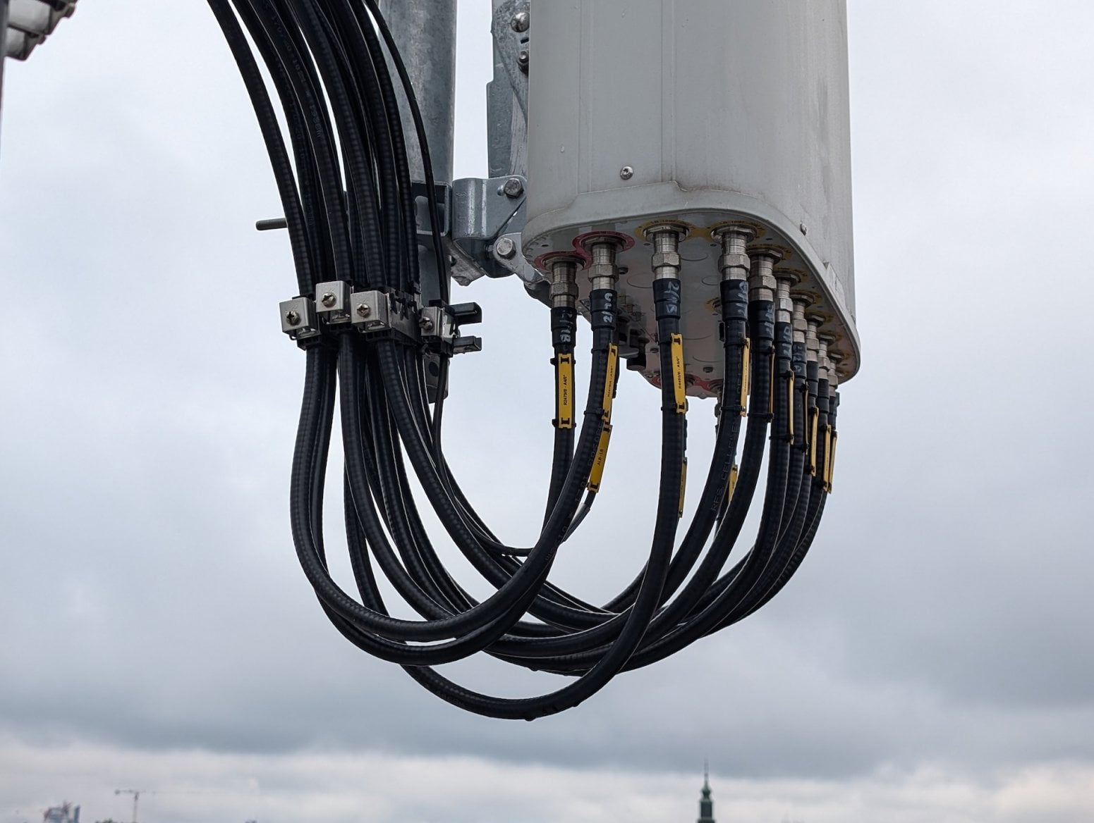 Mobilní 5G vysílač CETINu a O2 na Dolním náměstí v Olomouci