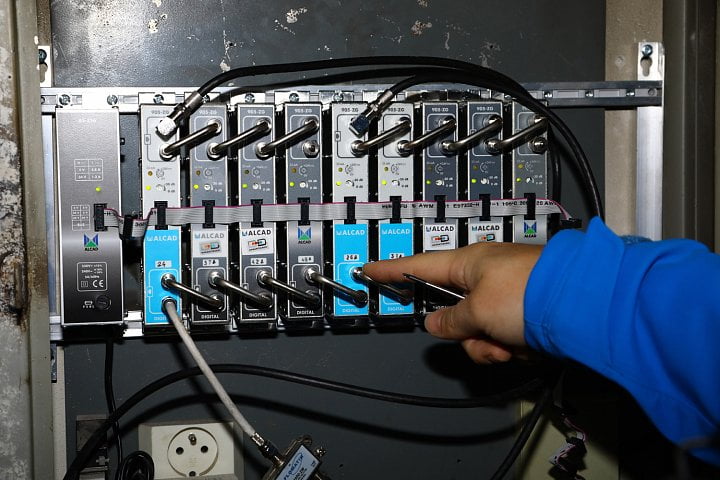 Kanálové vložky v bytovém domě. Modré jsou určeny pro přechodové DVB-T2 sítě, i když konstrukčně se od těch pro příjem DVB-T neliší.