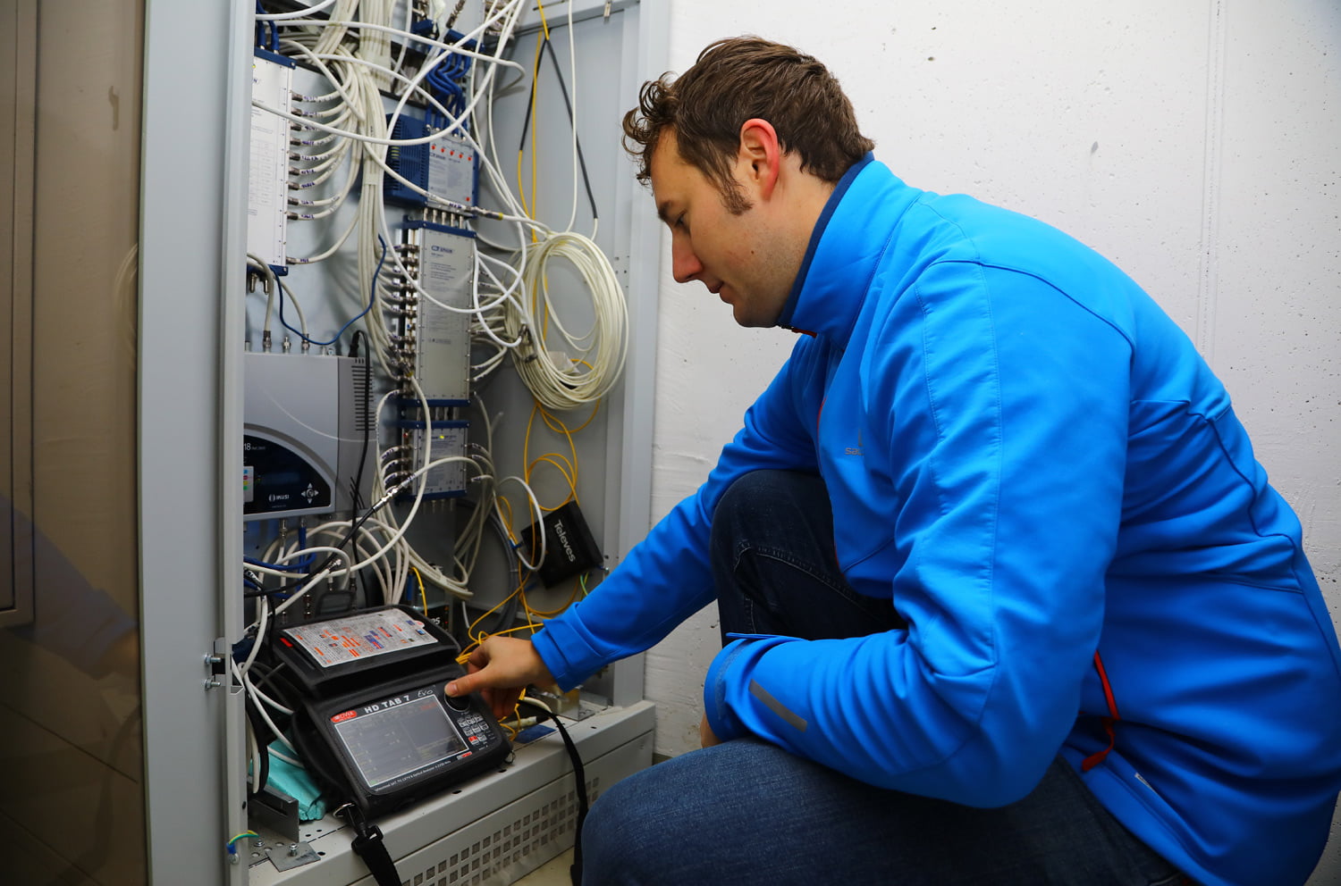 Jakub Melín s měřícím přístrojem pro analýzu síly přijímaného signálu.