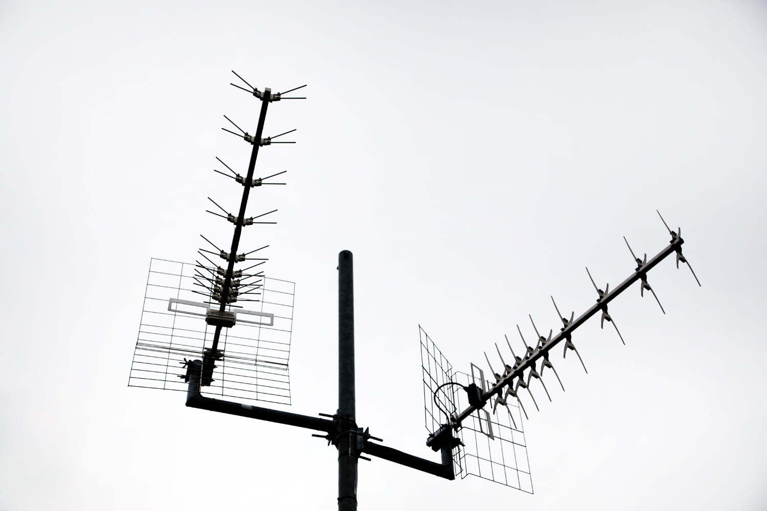 Detail antén pro příjem televizního signálu z pražského Žižkova a Ládví.