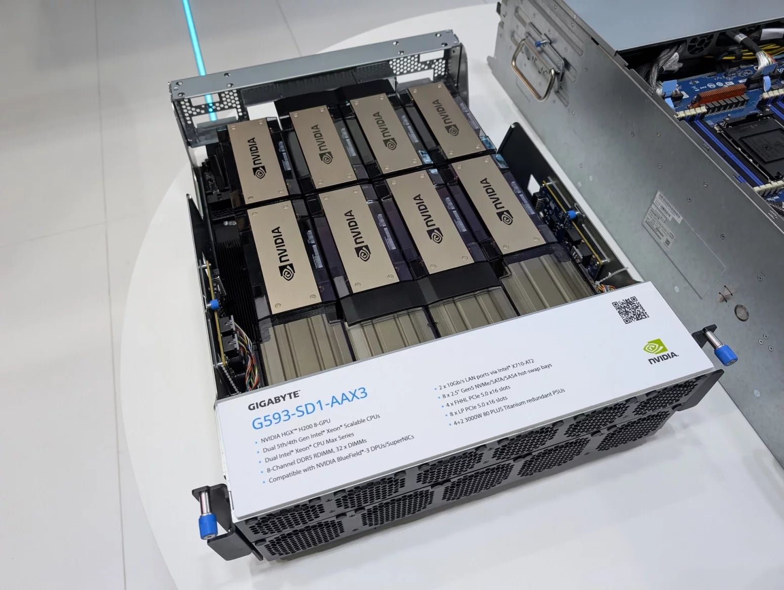 Server Gigabyte G593-SD1-AAX3 s osmi GPU Nvidia H200 a procesory Intel Xeon