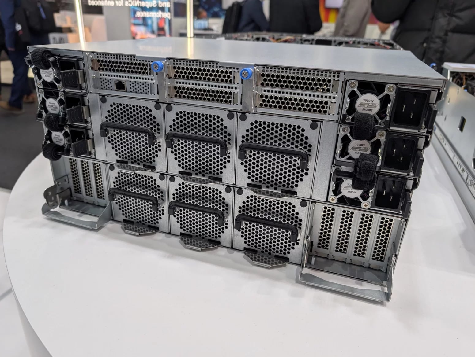 Server Gigabyte G593-SD1-AAX3 s osmi GPU Nvidia H200 a procesory Intel Xeon