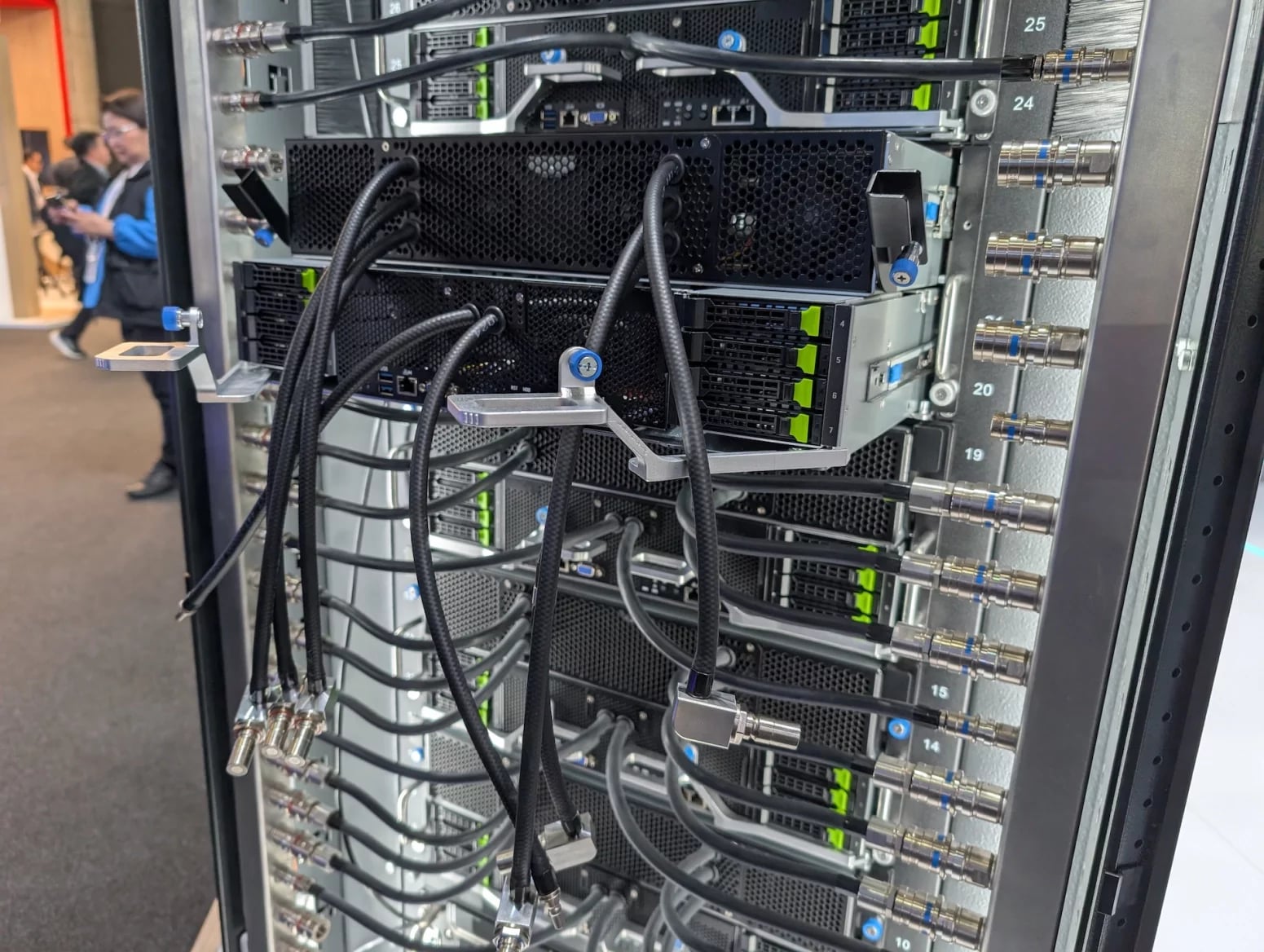 Serverový rack Gigabyte Gigapod s vodním chlazením serverů s GPU Nvidia H200