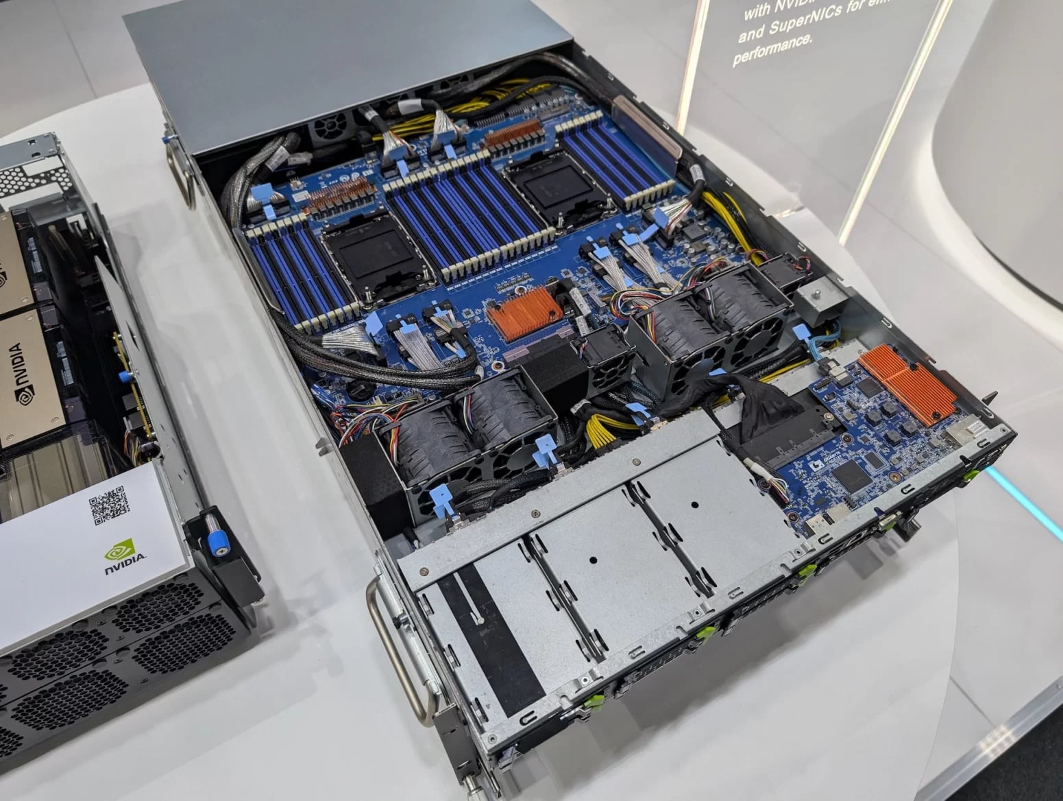 Server Gigabyte G593-SD1-AAX3 s osmi GPU Nvidia H200 a procesory Intel Xeon