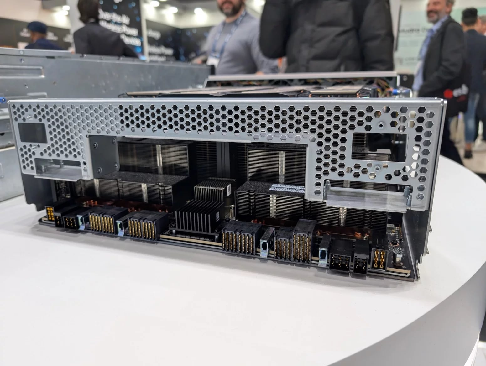 Server Gigabyte G593-SD1-AAX3 s osmi GPU Nvidia H200 a procesory Intel Xeon