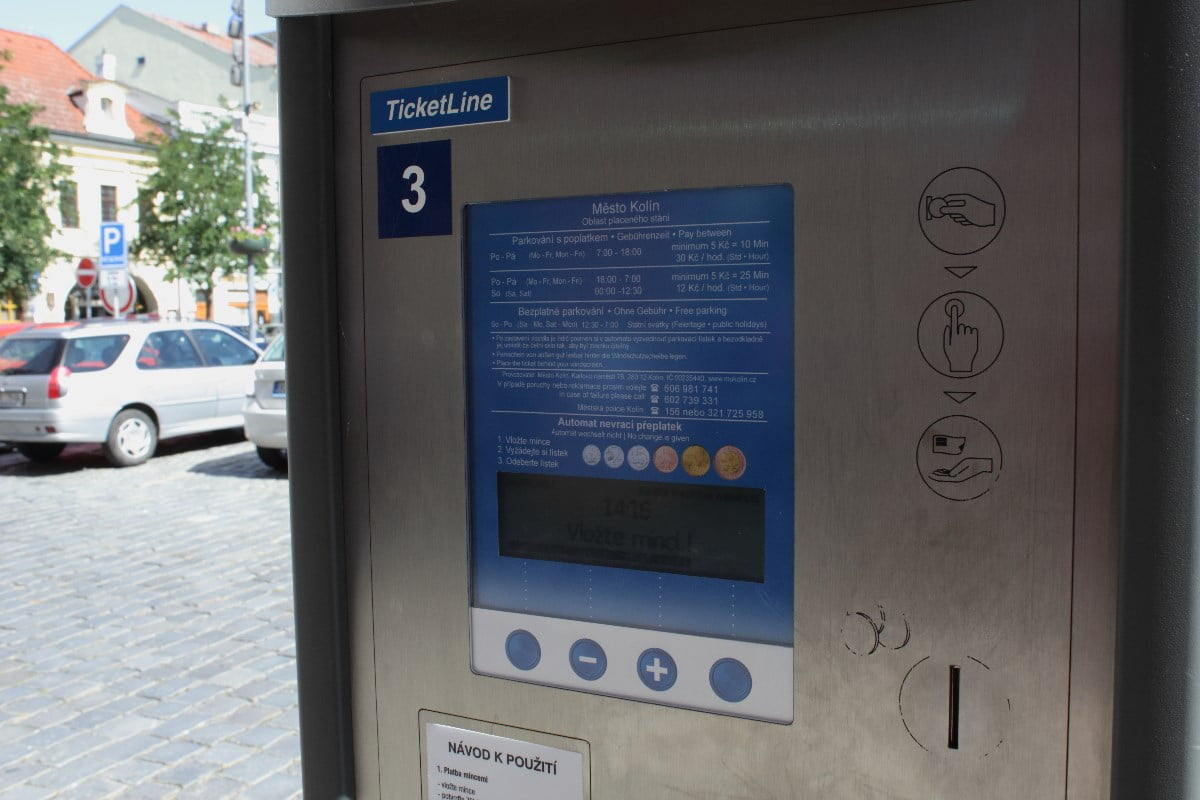 Smart parkování v Kolíně. Senzory, automaty, web i aplikace