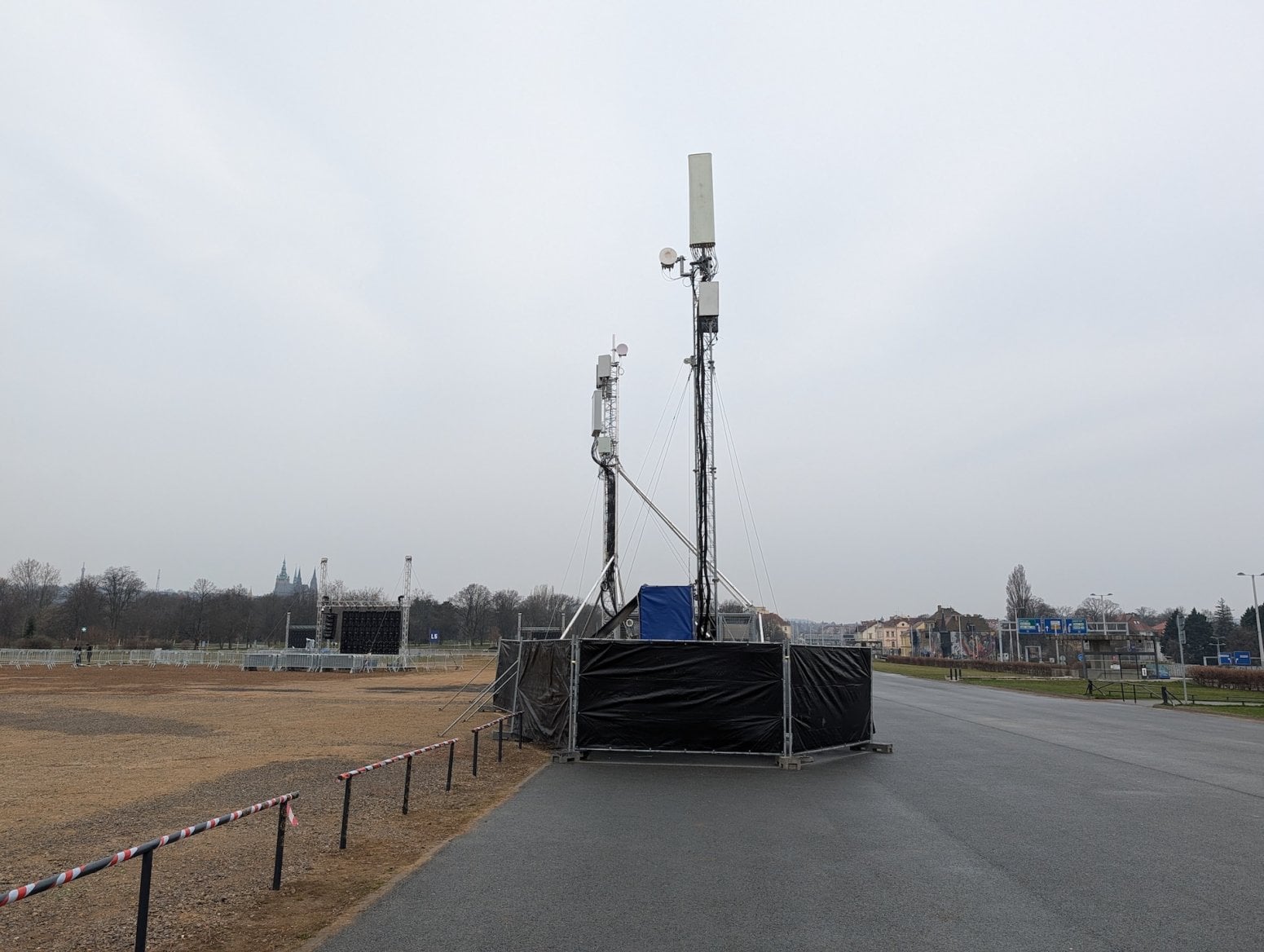 Mobilní 5G vysílač na protivládní demonstraci v Praze na Letné