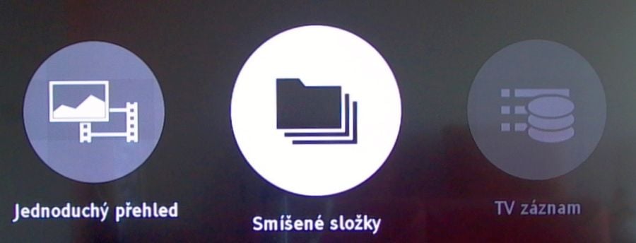 V multimédiích je zásadní změnou, na kterou narazíte před vstupem na USB paměť, volba Smíšené složky. Nabízí totiž tradiční adresářový náhled à la počítač. Výrazně urychluje práci, protože dříve načtení souborů a adresářů ve kterých televizor hledal věci k přehrání trvalo minuty, nebo třeba také desítky minut. Nyní je to i 1 TB prakticky okamžité.