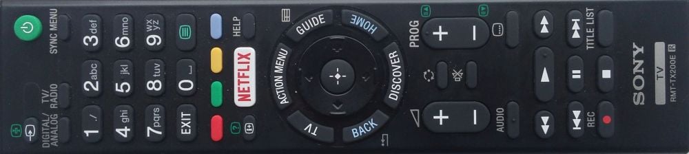Dálkový ovladač jako jeden z mála u velkých značek nabídne po ruce jak Home, tak třeba EPG. Nejlepší místo pak zabírá Action Menu, funkci tlačítka TV si můžete upravit, což je parádní a také bohužel neobvyklé.
