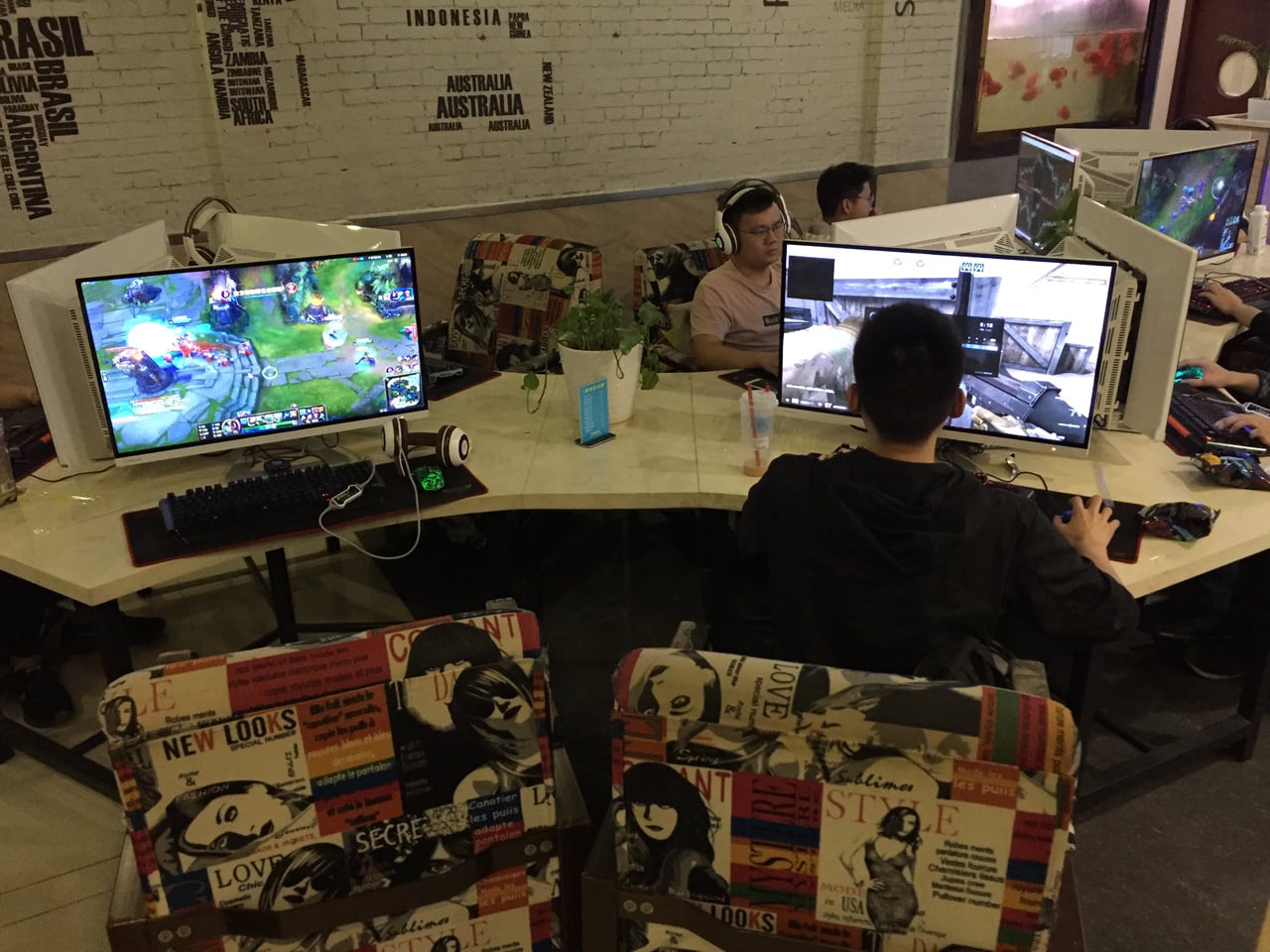 Herní a internetová kavárna v Šanghaji v Číně