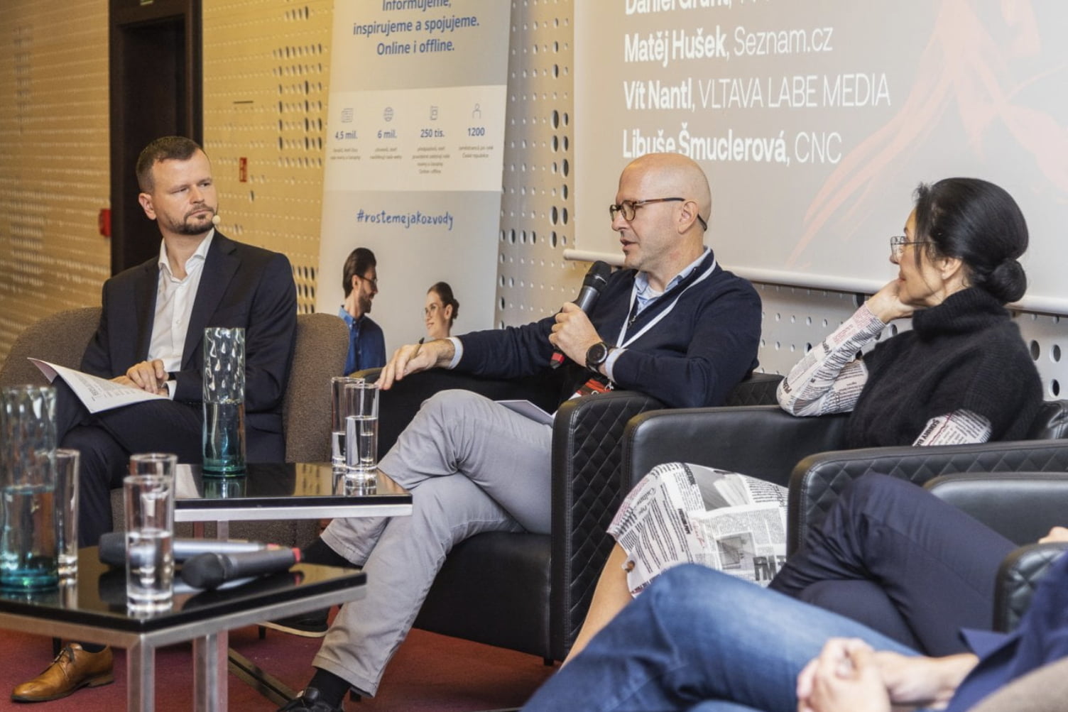 Filip Rožánek (vlevo) při debatě na konferenci Czech Internet Forum 2025. Na snímku Libuše Šmuclerová ze CNC a Matěj Hušek ze Seznamu.