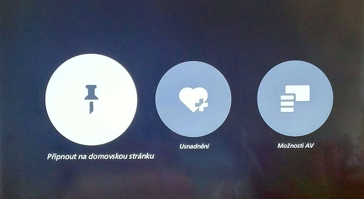 Tlačítko Option se u Firefox OS chová trochu jinak než u platformy Viera a Full HD TV. Nakonec je ale výsledek stejný (viz druhý snímek). Jen v první fázi nabídne takovéto menu. Na domovskou stránku jde připnout například i TV kanál.