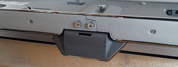 Podstavec je zcela atypický a prakticky celou plochou přiléhá ke spodní části panelu televizoru. Montuje se speciálním postupem a nemusí to být jednoduché. Výsledek ovšem stojí za to! Povšimněte si také úchytu pro dokoupitelný středový podstavec.