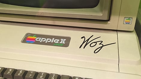 Apple II podepsaný jeho tvůrcem Stevem Wozniakem v Computerspielemuseum v Berlíně
