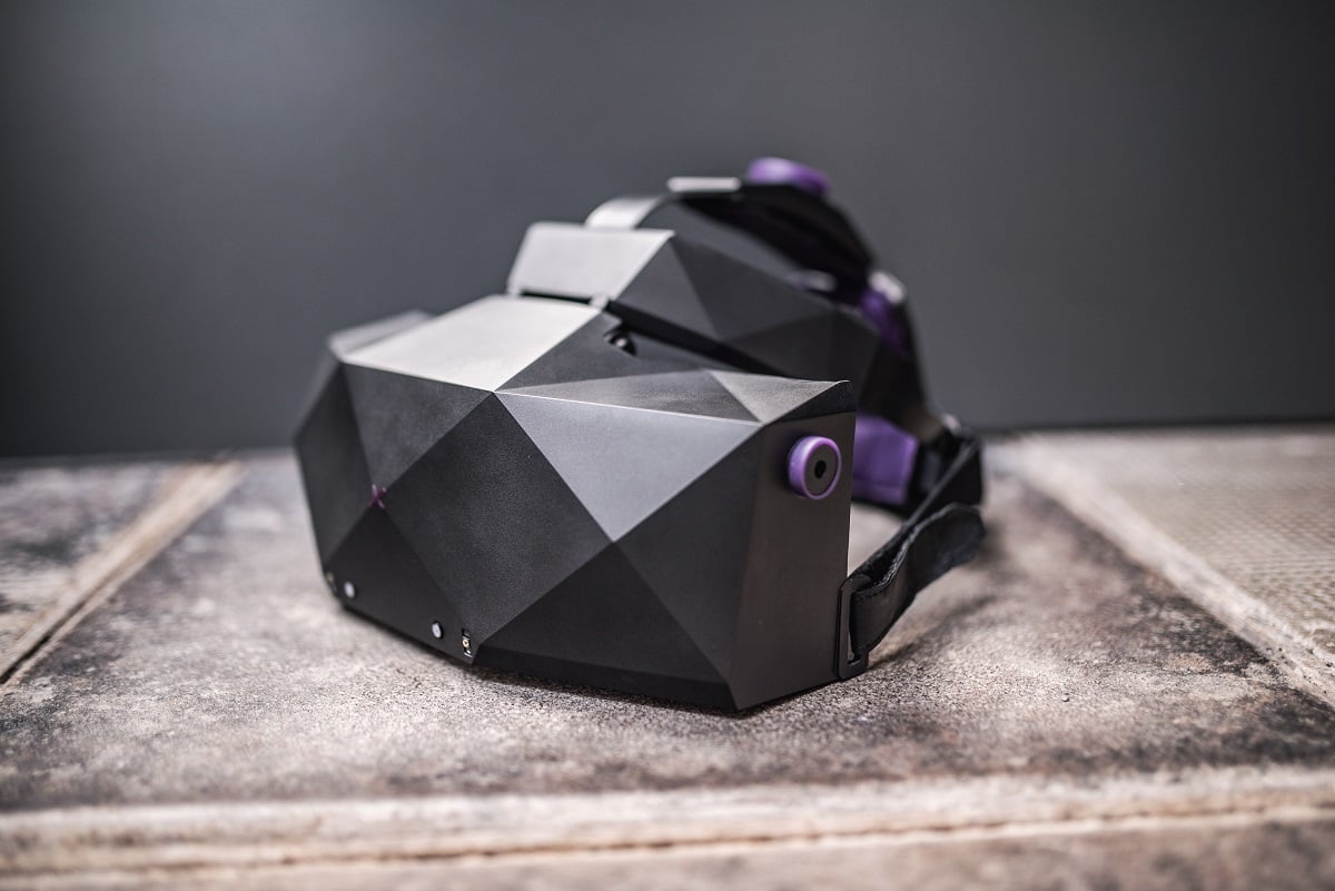 Helma XTAL firmy Vrgineers.