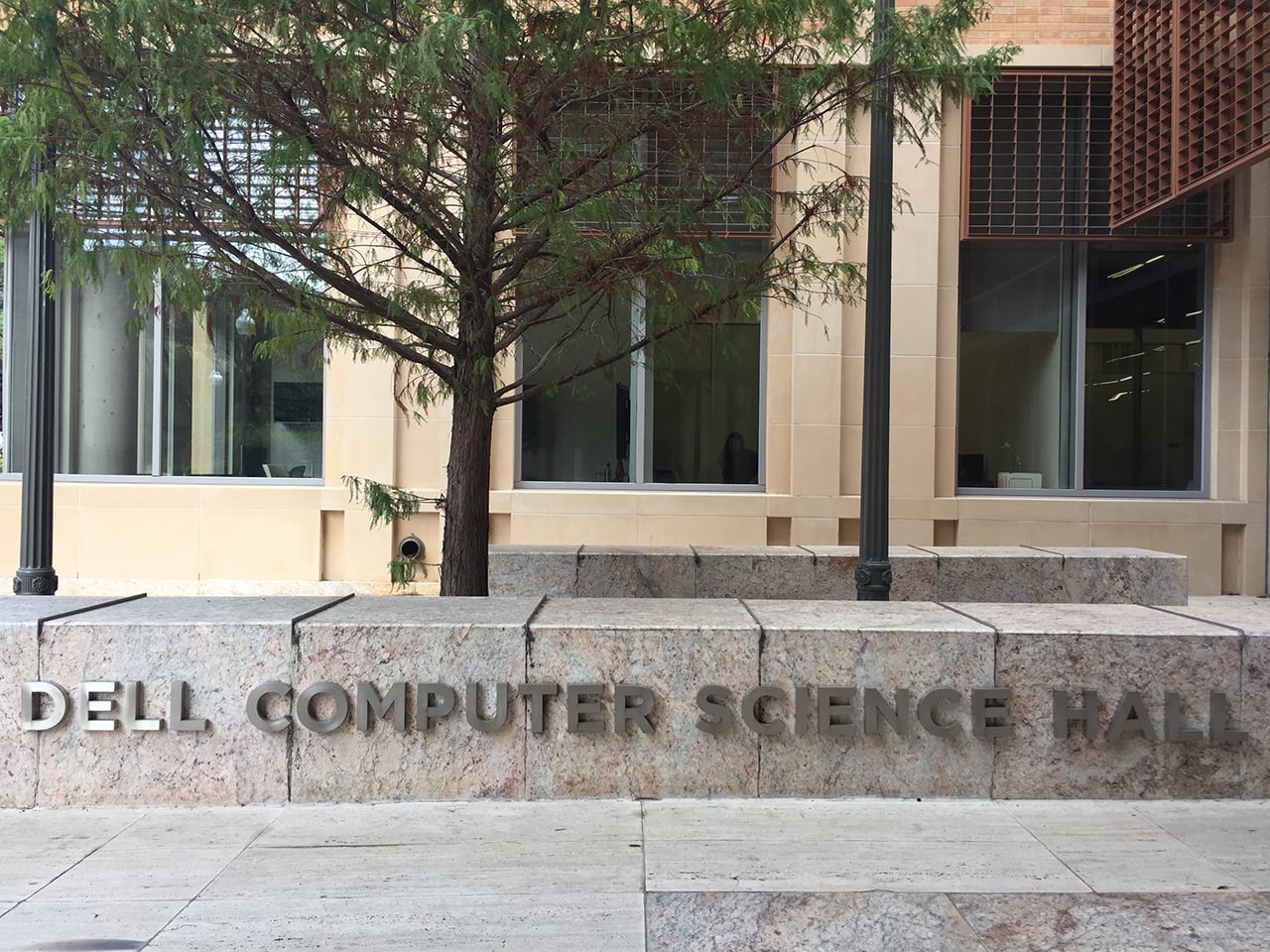 Počítačové sekce na University of Texas mají své slavné sponzory ze světa byznysu.