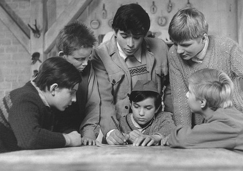 Někteří diváci byli v minulosti přesvědčeni o tom, že sledují barevné vysílání, ale bylo tomu naopak.