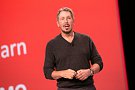 Zakladatel a výkonný předseda představenstva Oraclu Larry Ellison.