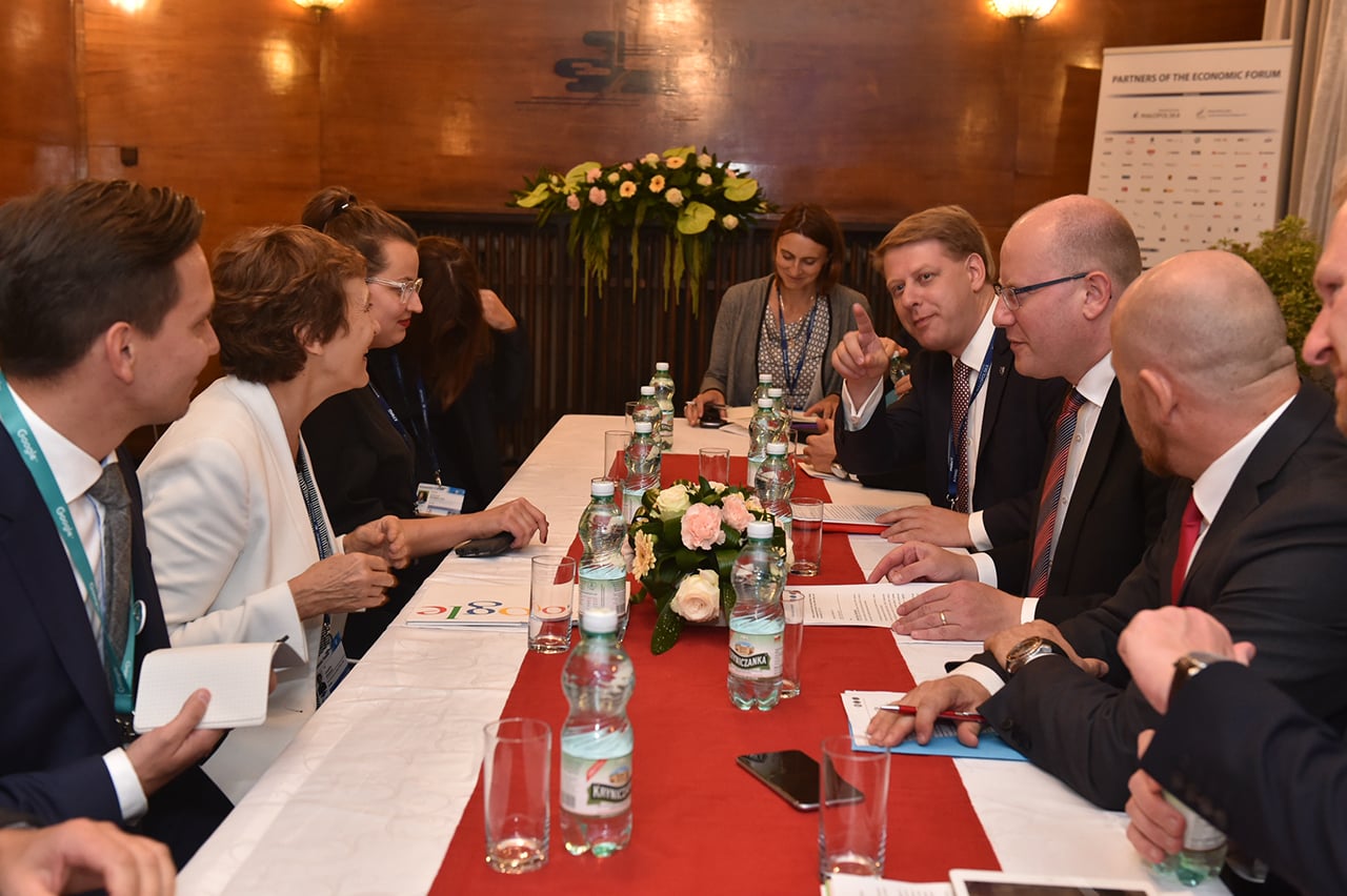Bohuslav Sobotka a viceprezidentka Googlu Caroline Atkinson na setkání v Krynici.