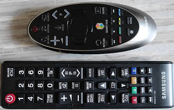 Klasický ovladač je na můj vkus příliš malý, výrobce se zřejmě domnívá, že se bude více používat ovladač pohybový. Na něm ale chybí tlačítko pro vyvolání seznamu všech kanálů. Jinak by byl výborný! Mimochodem pokud na něm hledáte ztlumení hlasitosti tak jako já, najdete ho na boku. Možná někde nenápadně bude i ono CH LIST pro vyvolání seznamu...