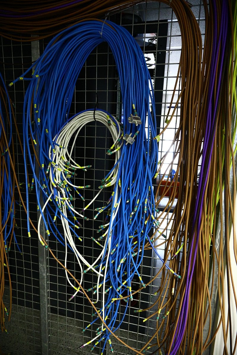 Před lety byl headend plný koaxiálních kabelů, dnes tu samozřejmě naplno vládne optika.