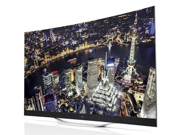 Pokud si zakoupíte televizor s prohnutou obrazovkou, jakou je například LG 65EC970V (OLED, 149.990 Kč, 165 cm), na stěnu ji nejspíše nenamontujete. Navíc OLED TV bývají pekelně tenké, takže už prostá montáž na podstavec je hodně, ale hodně náročná!