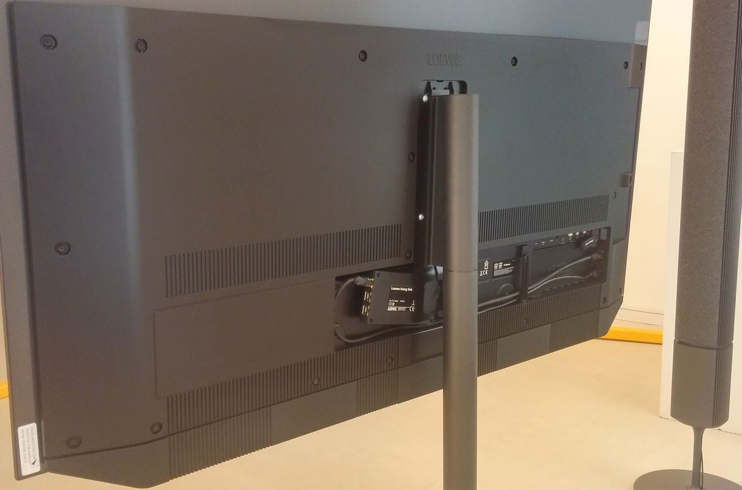 Krabička vlevo od stojanu zajišťuje bezdrátovou komunikaci s Klang 5.