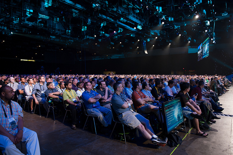 Hlavní sál konferenčního centra byl plný k prasknutí.
