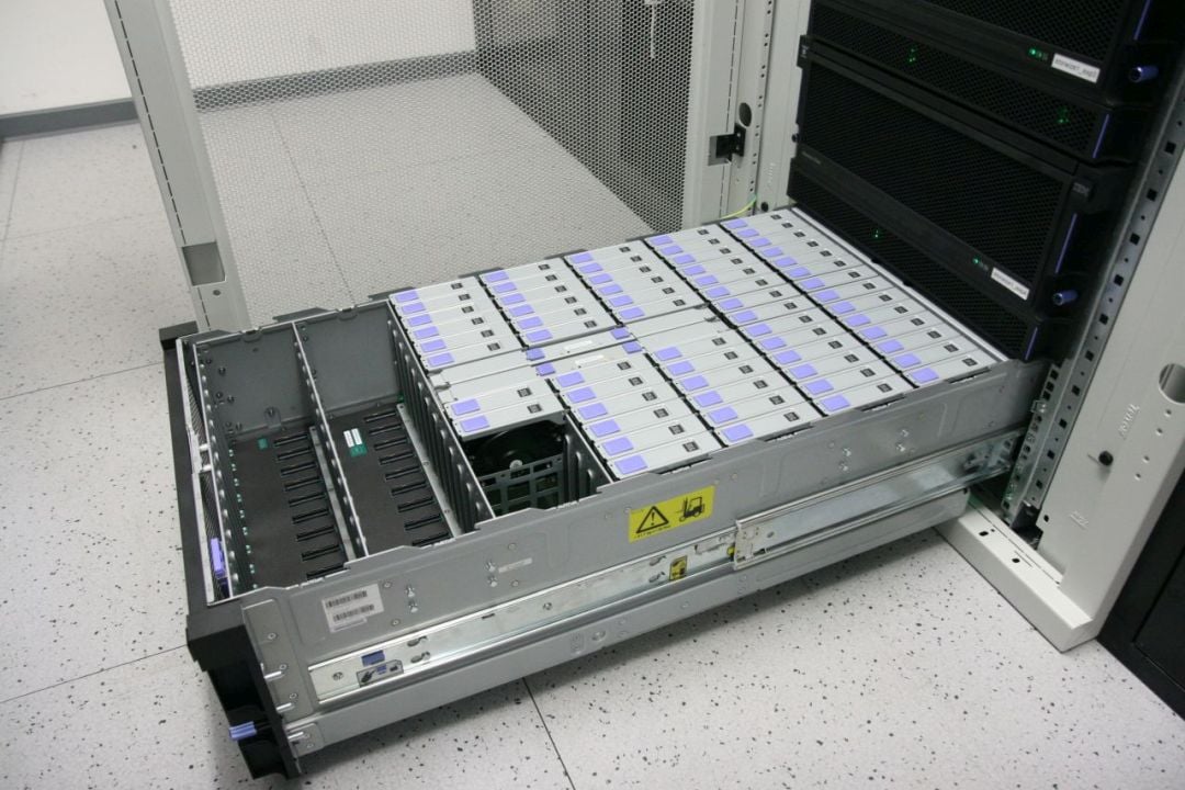 Samotné expanze zabírají 5 rackových jednotek a obsahují čtyři sta dvacet 10TB 7,2k 3.5" SAS plotnových disků, osm 3,2TB 2,5" SSD a redundantní napájecí zdroj.