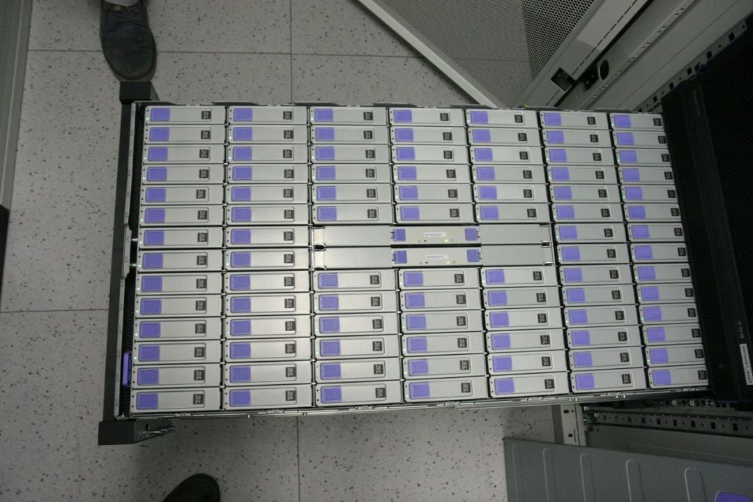 Data na diskových polích jsou chráněna pomocí RAID ochrany typu RAID1 pro SSD disky a DRAID 6 (distributed RAID 6) pro disky NL-SAS. Na diskovém poli je nastaven tzv. globální hot spare disk v počtu dvou disků pro RAID1, který v případě selhání disku nahradí vadný disk a po jeho výměně je opět uvolněn. Úložiště má také v rámci DRAID nastavenou spare kapacitu o velikosti 4 disků, která by měla zajistit rekonstrukci RAIDu a zachování plné redundance v případě výpadku 4 disků v každém RAIDu.