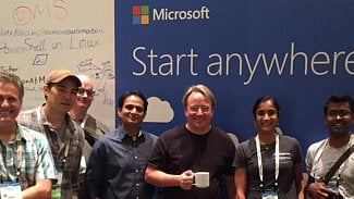 Linus Torvalds na stánku Microsoftu.