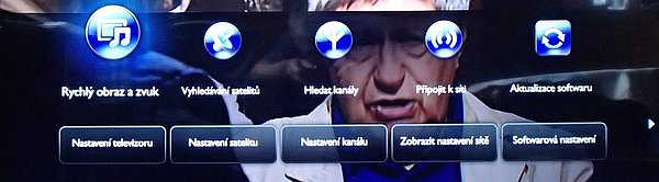 Z domácího menu se dostanete do ladění i menu nastavení, a připojíte se i k internetu či domácí síti.