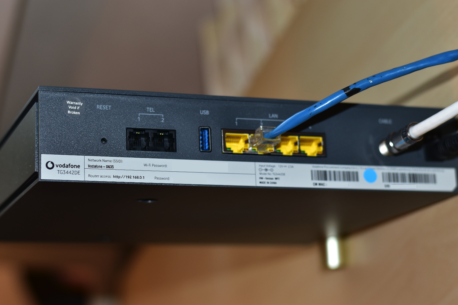 Zadní strana s nevyužitými telefonními a USB porty