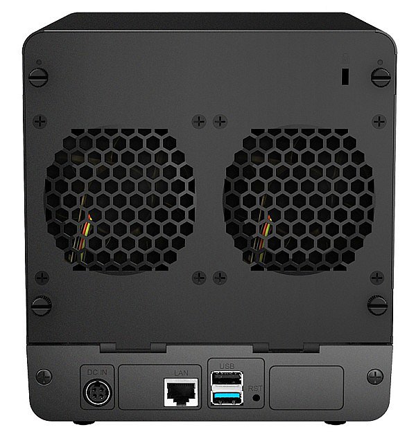 Na zadní straně vidíte dva větráky o průměru 80 mm a jsou tu také jediná tři rozhraní – dvojice USB a Ethernet (LAN) doplněná o konektor pro připojení externího napaječe.