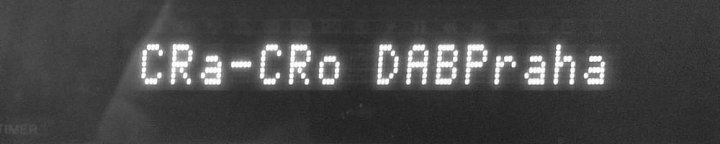 Po přepnutí na DAB vyvoláte dostupné informace přes tlačítko DAB Display.