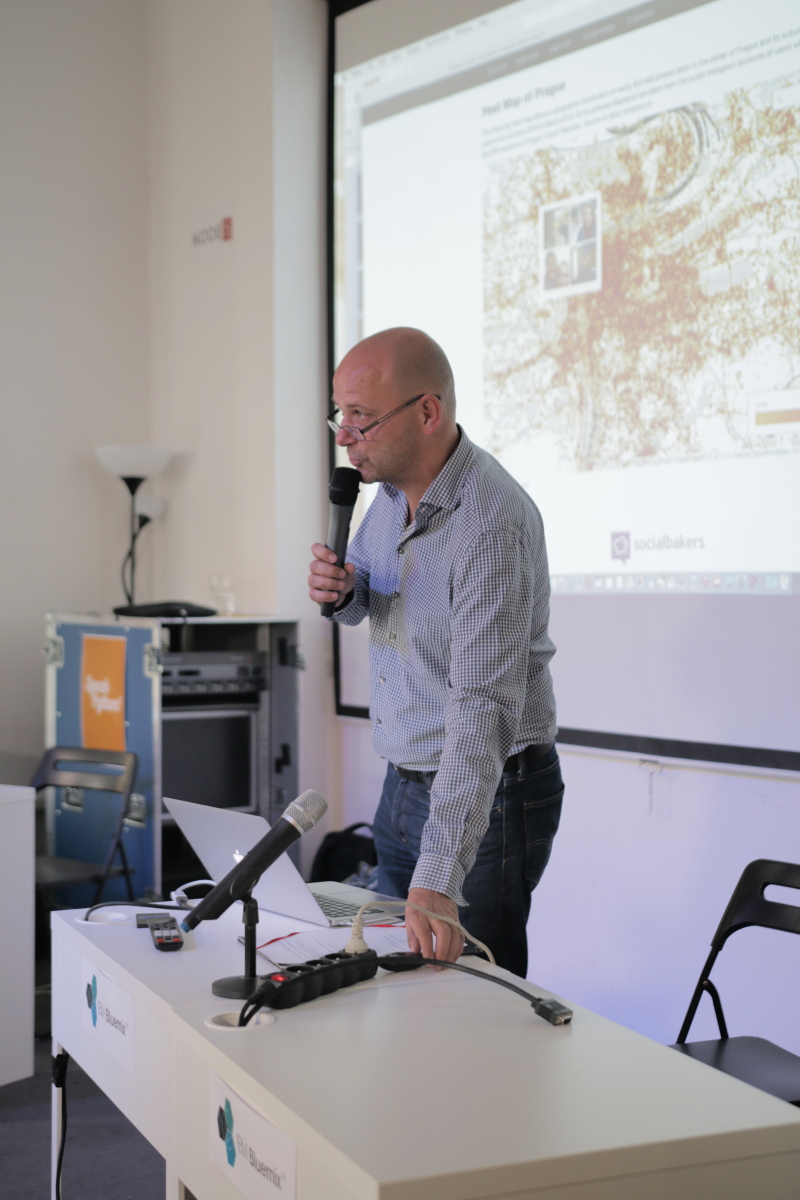 Cédric Maloux představuje data na zahřívacím setkání 8. června.