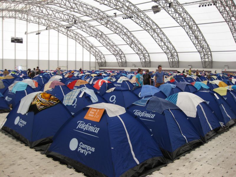 Stanové městečko. Stovky mokrých ručníků vytvářejí specifický odér.