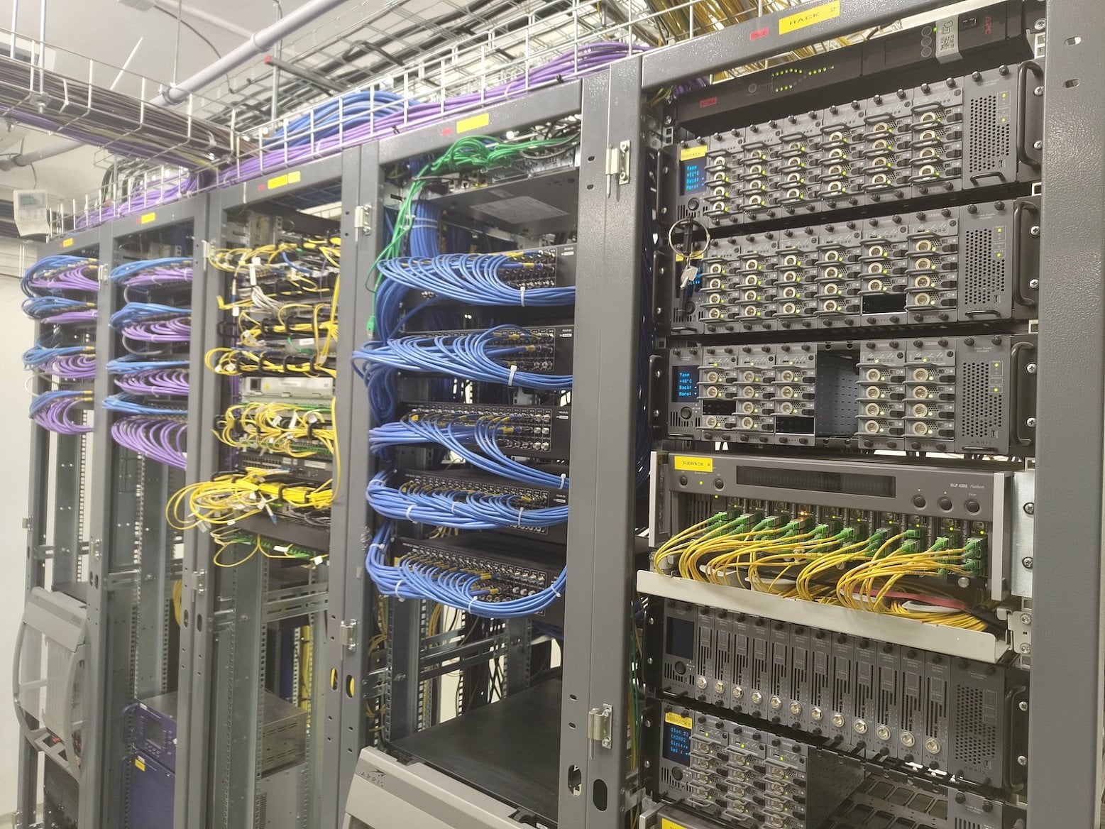 Centrum pevného internetu Vodafonu (UPC) v pražských Kobylisích