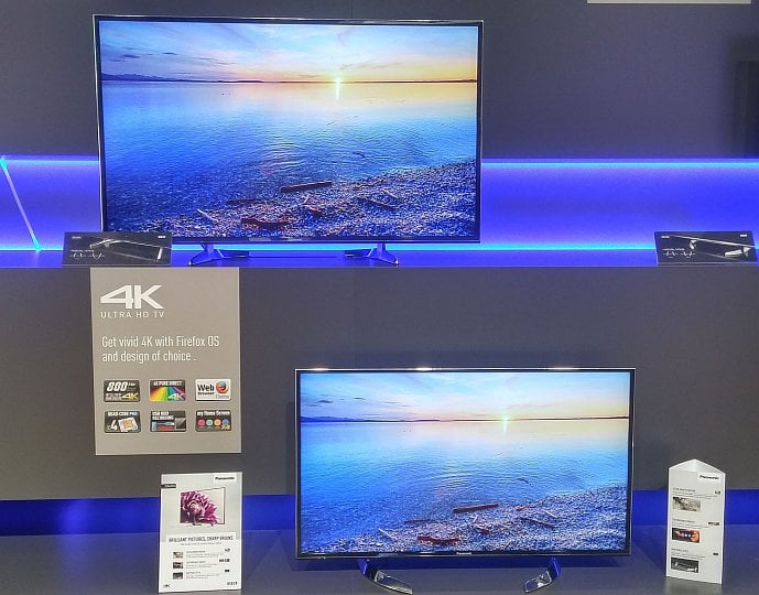 Od řady DX600 do DX780 můžete televizorům přestavět podstavec (DX800 a DX900 je už mají pevné). Podobnou funkci nabízel minulý rok Philips (TP Vision), ale Panasonic má vše udělané lépe v tom, že jde stále o ten samý podstavec. Podle verze jde buď otočit, takže kde byl „předek“ je „zadek“, a někdy jde i posunout do dalšího úchytu blíže ke středu televizoru. Televizor pak vypadá opravdu jinak, což je snad v galerii vidět (bylo to poněkud hektické…). Na snímku vidíte obě možné pozice podstavce DX600.