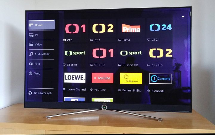 Subtilní stojan za 6.000 Kč byl původně určen pro řadu Connect. Povoluje se ale i použití s Reference 55 a televizoru to s ním vysloveně sluší! Vynikne totiž obrazovka jako taková.