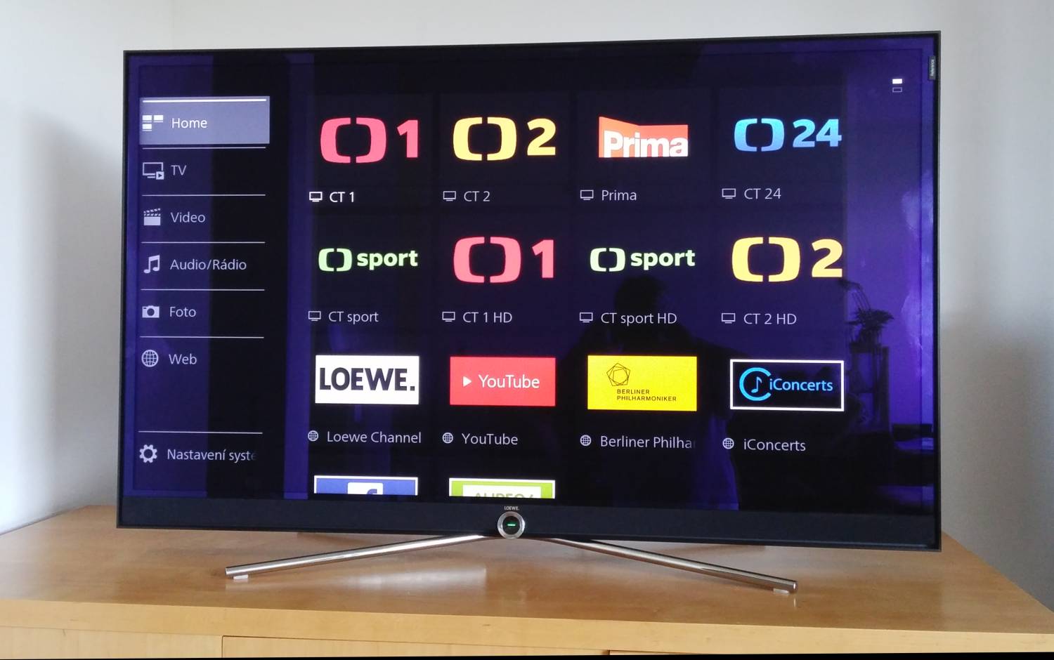 Subtilní stojan za 6.000 Kč byl původně určen pro řadu Connect. Povoluje se ale i použití s Reference 55 a televizoru to s ním vysloveně sluší! Vynikne totiž obrazovka jako taková.