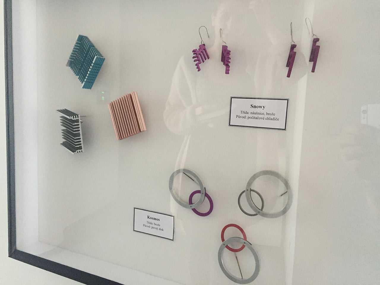 Brože a náušnice z pasivních chladičů, naúčnice z kroužků z pevných disků.