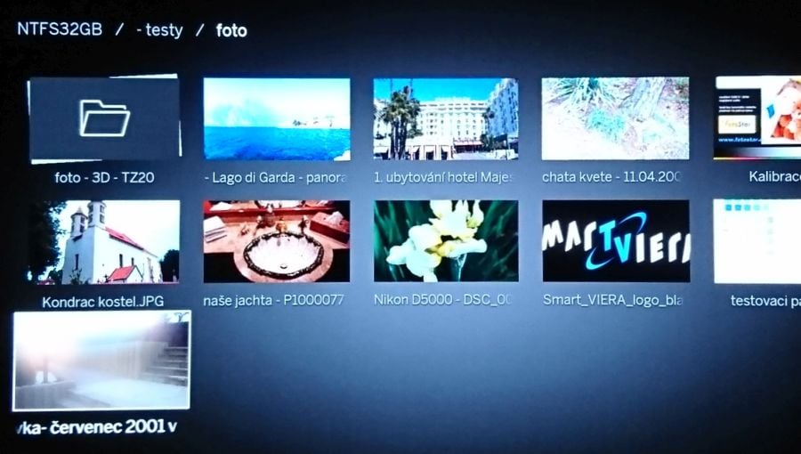 I v souborovém manageru pro multimédia lze kolovat, byť omezeně. Navíc nabízí rozumně velké ikony, takže toho na obrazovce vidíte poměrně dost. Do režimu seznamu se ale bohužel přepnout nedal.