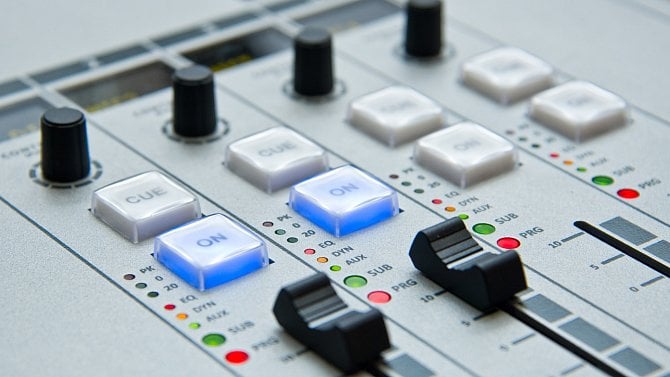 Rádio, vysílání, mixážní pult