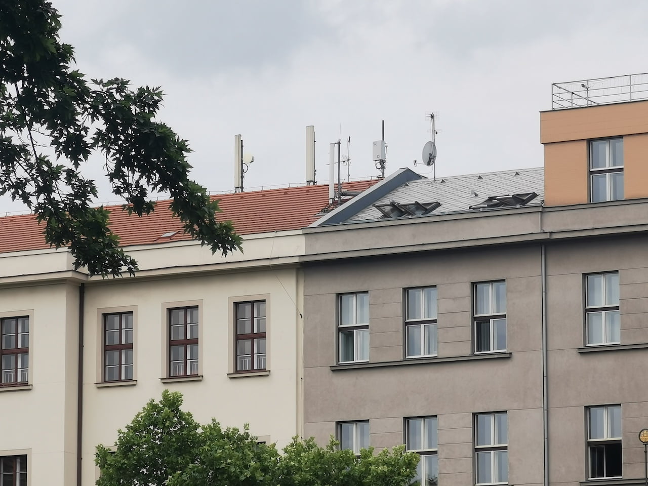 5G vysílač O2 (3,7 GHz) na Náměstí Míru v Praze