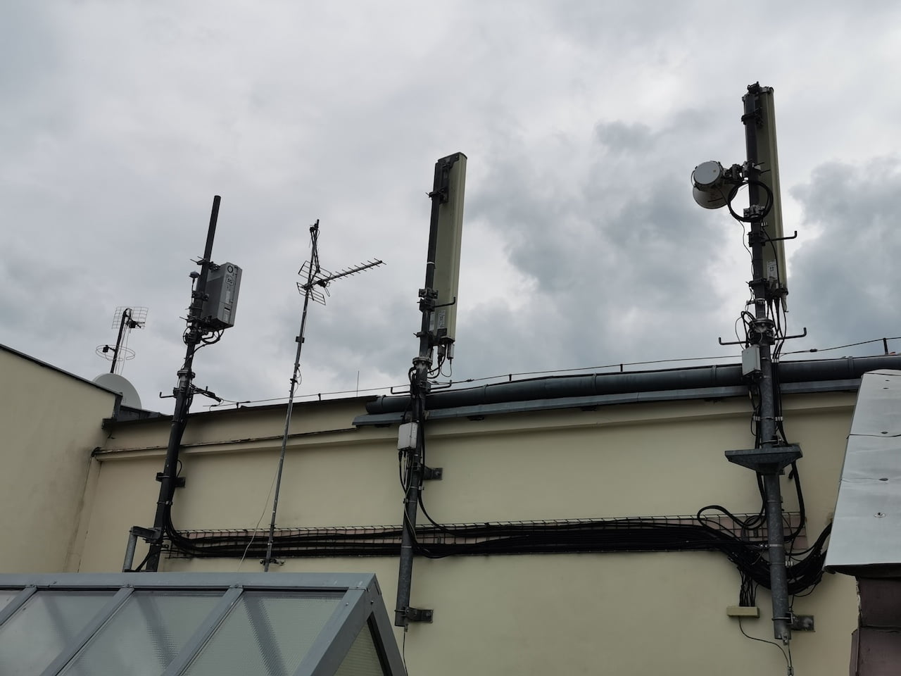 5G vysílač O2 (3,7 GHz) na Náměstí Míru v Praze