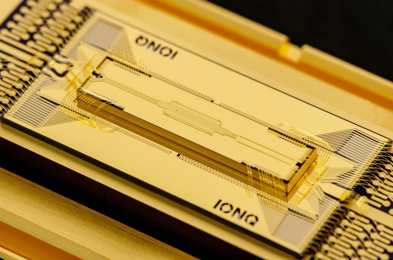 Kvantový čip IonQ Forte Enterprise na bázi uvězněných iontů