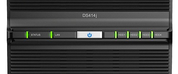 Na přední straně serveru najdete pouze několik informačních LED diod a tlačítko zapnutí, resp. vypnutí. To druhé se provádí jeho dlouhým podržením.