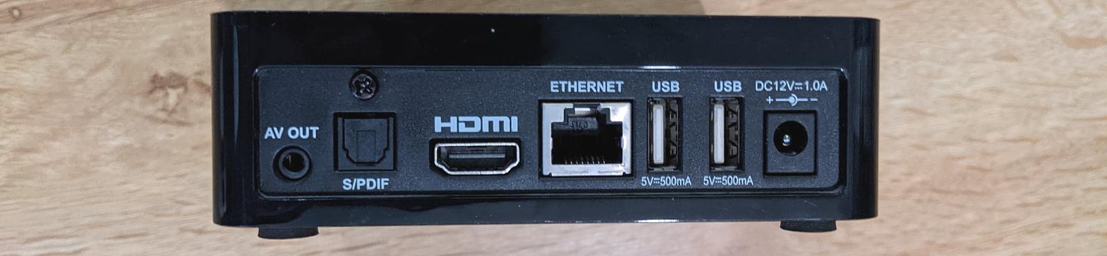 Detail zadní strany s konektory